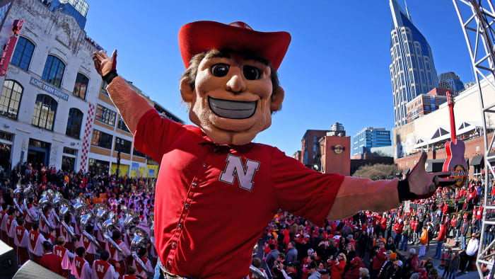 Nebraska Cornhusker mascot spreads arms